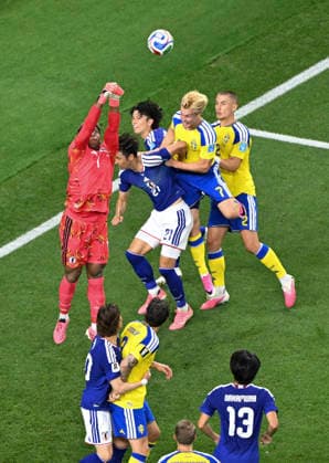 (260626) -- DALLAS, June 26, 2026 -- Suzuki Zion (1st L), goalkeeper of Japan, jumps to save the ball during the group F match between Japan and Sweden at the 2026 FIFA World Cup, WM, Weltmeisterschaft, Fussball at Dallas Stadium in Dallas, the United States, on June 25, 2026. ) (SP)U.S.-DALLAS-FOOTBALL-FIFA WORLD CUP-GROUP F-JPN VS SWE ChengxMin 