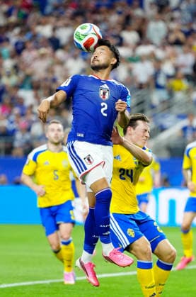 (260626) -- DALLAS, June 26, 2026 -- Sugawara Yukinari (front) of Japan jumps to head the ball during the group F match between Japan and Sweden at the 2026 FIFA World Cup, WM, Weltmeisterschaft, Fussball at Dallas Stadium in Dallas, the United States, on June 25, 2026. ) (SP)U.S.-DALLAS-FOOTBALL-FIFA WORLD CUP-GROUP F-JPN VS SWE JiaxHaocheng 