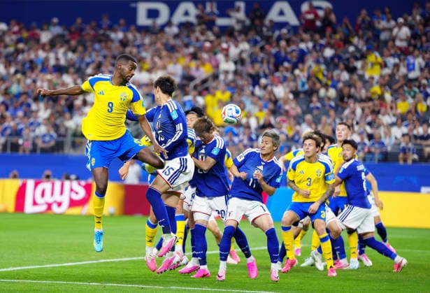 (260626) -- DALLAS, June 26, 2026 -- Alexander Isak (1st L) of Sweden jumps to head the ball during the group F match between Japan and Sweden at the 2026 FIFA World Cup, WM, Weltmeisterschaft, Fussball at Dallas Stadium in Dallas, the United States, on June 25, 2026. ) (SP)U.S.-DALLAS-FOOTBALL-FIFA WORLD CUP-GROUP F-JPN VS SWE JiaxHaocheng 