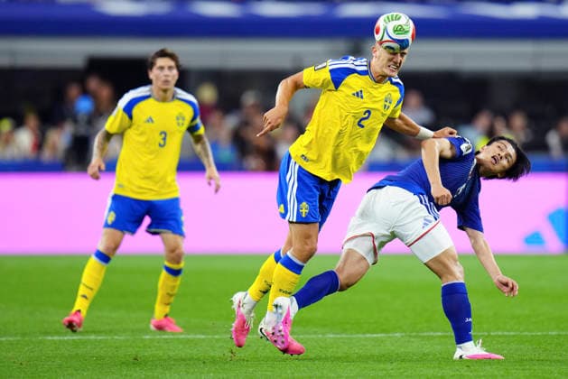(260626) -- DALLAS, June 26, 2026 -- Gustaf Lagerbielke (C) of Sweden jumps to head the ball during the group F match between Japan and Sweden at the 2026 FIFA World Cup, WM, Weltmeisterschaft, Fussball at Dallas Stadium in Dallas, the United States, on June 25, 2026. ) (SP)U.S.-DALLAS-FOOTBALL-FIFA WORLD CUP-GROUP F-JPN VS SWE JiaxHaocheng 