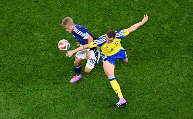 (260626) -- DALLAS, June 26, 2026 -- Doan Ritsu (L) of Japan vies with Gabriel Gudmundsson of Sweden during the group F match between Japan and Sweden at the 2026 FIFA World Cup, WM, Weltmeisterschaft, Fussball at Dallas Stadium in Dallas, the United States, on June 25, 2026. ) (SP)U.S.-DALLAS-FOOTBALL-FIFA WORLD CUP-GROUP F-JPN VS SWE ChengxMin 