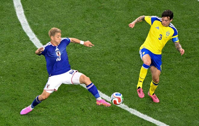 (260626) -- DALLAS, June 26, 2026 -- Doan Ritsu (L) of Japan vies with Victor Nilsson Lindelof of Sweden during the group F match between Japan and Sweden at the 2026 FIFA World Cup, WM, Weltmeisterschaft, Fussball at Dallas Stadium in Dallas, the United States, on June 25, 2026. ) (SP)U.S.-DALLAS-FOOTBALL-FIFA WORLD CUP-GROUP F-JPN VS SWE ChengxMin 
