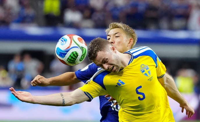 (260626) -- DALLAS, June 26, 2026 -- Gabriel Gudmundsson (front) of Sweden and Doan Ritsu of Japan fight for a head ball during the group F match between Japan and Sweden at the 2026 FIFA World Cup, WM, Weltmeisterschaft, Fussball at Dallas Stadium in Dallas, the United States, on June 25, 2026. ) (SP)U.S.-DALLAS-FOOTBALL-FIFA WORLD CUP-GROUP F-JPN VS SWE JiaxHaocheng 