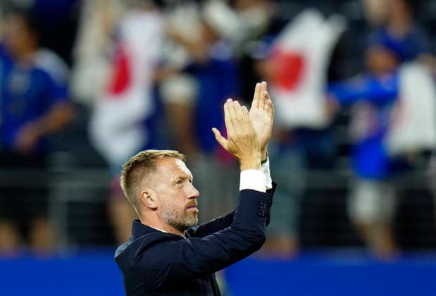 (260626) -- DALLAS, June 26, 2026 -- Graham Potter, head coach of Sweden, greets the audience after the group F match between Japan and Sweden at the 2026 FIFA World Cup, WM, Weltmeisterschaft, Fussball at Dallas Stadium in Dallas, the United States, on June 25, 2026. ) (SP)U.S.-DALLAS-FOOTBALL-FIFA WORLD CUP-GROUP F-JPN VS SWE JiaxHaocheng 