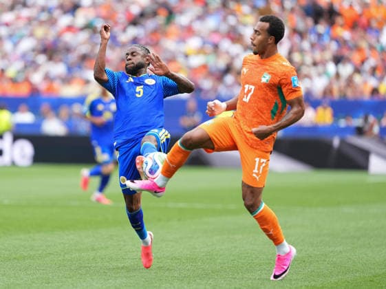 260626 -- PHILADELPHIA, June 26, 2026 -- Sherel Floranus L of Curacao competes with Guela Doue of Cote d Ivoire during the group E match between Curacao and Cote d Ivoire at the 2026 FIFA World Cup, WM, Weltmeisterschaft, Fussball at Philadelphia Stadium in Philadelphia, the United States, June 25, 2026. SPU.S.-PHILADELPHIA-FOOTBALL-FIFA WORLD CUP-GROUP E-CUW VS CIV LuixSiuxWai  (SP)U.S.-PHILADELPHIA-FOOTBALL-FIFA WORLD CUP-GROUP E-CUW VS CIV IMAGO LuixSiuxWai  imago images 0860040620