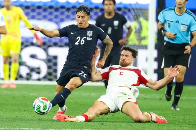 FIFA World Cup, WM, Weltmeisterschaft, Fussball 2026 - Group D - Turkey vs USA United States of America midfielder Alejandro Zendejas and Turkey midfielder Salih Ozcan go for the ball in the second half of the FIFA World Cup 2026 group stage match Turkey against USA, in Los Angeles, USA, 25 June 2026. LOS ANGELES United States  Copyright: xCHRISTOPHERxTORRESx