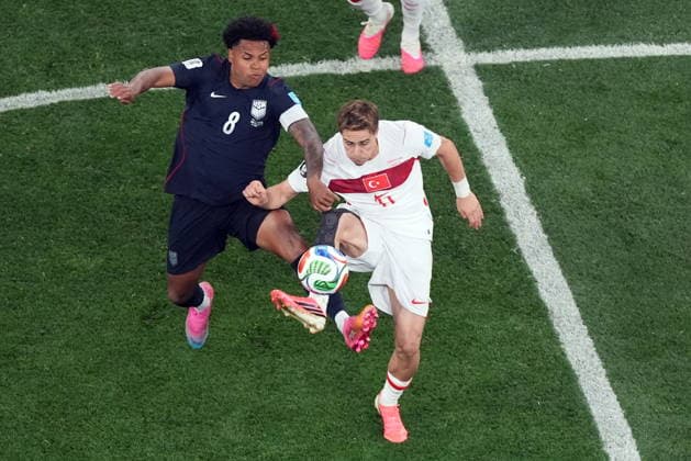 FIFA World Cup, WM, Weltmeisterschaft, Fussball 2026 - Group D - Turkey vs USA USA s Weston McKennie (L) vies for the ball against Turkey s Kenan Yildiz during the second half of the FIFA World Cup 2026 group stage match in Los Angeles, USA, 25 June 2026. LOS ANGELES United States  Copyright: xSCOTTxSTRAZZANTEx