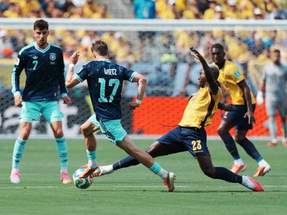 260626 -- NEW JERSEY, June 26, 2026 -- Moises Caicedo front R of Ecuador competes with Florian Wirtz front C of Germany during the group E match between Ecuador and Germany at the 2026 FIFA World Cup, WM, Weltmeisterschaft, Fussball at New York New Jersey Stadium in New Jersey, the United States, June 25, 2026. SPU.S.-NEW JERSEY-FOOTBALL-FIFA WORLD CUP-GROUP E-ECU VS GER XuxChang  (SP)U.S.-NEW JERSEY-FOOTBALL-FIFA WORLD CUP-GROUP E-ECU VS GER IMAGO XuxChang  imago images 0860043145