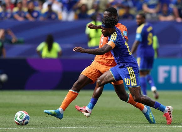 260626 -- PHILADELPHIA, June 26, 2026 -- Ange Yoan Bonny behind of Cote d Ivoire competes with Leandro Bacuna of Curacao during the group E match between Curacao and Cote d Ivoire at the 2026 FIFA World Cup, WM, Weltmeisterschaft, Fussball at Philadelphia Stadium in Philadelphia, the United States, June 25, 2026. SPU.S.-PHILADELPHIA-FOOTBALL-FIFA WORLD CUP-GROUP E-CUW VS CIV HuxXingyu  (SP)U.S.-PHILADELPHIA-FOOTBALL-FIFA WORLD CUP-GROUP E-CUW VS CIV IMAGO HuxXingyu  imago images 0860043906