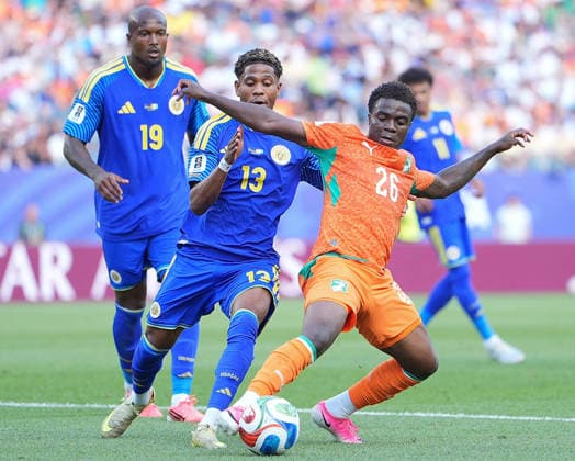 260626 -- PHILADELPHIA, June 26, 2026 -- Christ Inao Oulai R of Cote d Ivoire competes during the group E match between Curacao and Cote d Ivoire at the 2026 FIFA World Cup, WM, Weltmeisterschaft, Fussball at Philadelphia Stadium in Philadelphia, the United States, June 25, 2026. SPU.S.-PHILADELPHIA-FOOTBALL-FIFA WORLD CUP-GROUP E-CUW VS CIV LuixSiuxWai  (SP)U.S.-PHILADELPHIA-FOOTBALL-FIFA WORLD CUP-GROUP E-CUW VS CIV IMAGO LuixSiuxWai  imago images 0860044992
