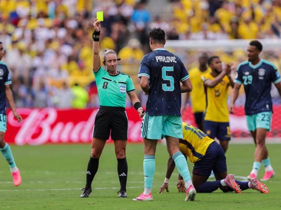 June 25, 2026, East Rutherford, New Jersey, USA: The referee holds up the yellow card for Germany midfielder ALEKSANDAR PAVLOVIC (5) during the 2026 FIFA World Cup, WM, Weltmeisterschaft, Fussball match between Ecuador and Germany at MetLife Stadium in East Rutherford, NJ East Rutherford USA - ZUMAr225 20260625_zsp_r225_004 Copyright: xScottxRausenbergerx