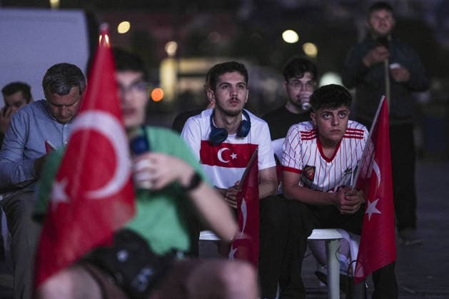 Turkish supporters gather in Istanbul for Turkiye-USA FIFA World Cup, WM, Weltmeisterschaft, Fussball clash ISTANBUL, TURKIYE - JUNE 26: Supporters of the Turkish national football team gather in Uskudar district to watch the FIFA World Cup 2026 Group D match between Turkiye and USA, in Istanbul, Turkiye on June 26, 2026. Beyza Comert Anadolu Istanbul Turkey. Editorial use only. Please get in touch for any other usage.  Copyright: x2026xAnadoluxBeyzaxComertx