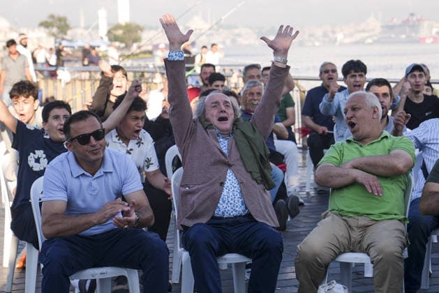Fans watch Turkiye-USA World Cup match on giant screen in Istanbul ISTANBUL, TURKIYE - JUNE 26: Fans watch the 2026 FIFA World Cup, WM, Weltmeisterschaft, Fussball Group D match between Turkiye and the United States on a giant screen set up in Uskudar Square in Istanbul, Turkiye, as the teams face off at Los Angeles Stadium, on June 26, 2026. Beyza Comert Anadolu Istanbul Turkey. Editorial use only. Please get in touch for any other usage.  Copyright: x2026xAnadoluxBeyzaxComertx