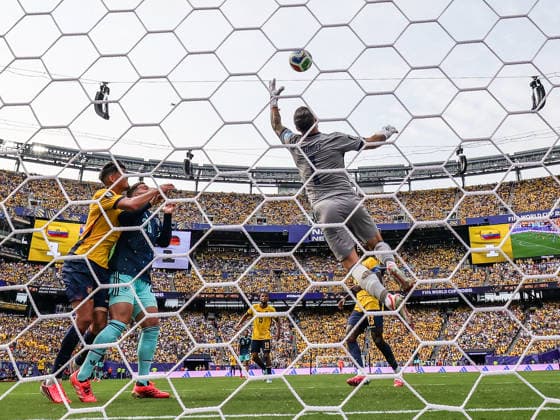June 25, 2026, East Rutherford, New Jersey, USA: Ecuador goalkeeper HERNAN GALINDEZ (1) jumps to grab the ball while Germany forward DENIZ UNDAV (26) and Ecuador defender PIERO HINCAPIE (3) fight for position during the 2026 FIFA World Cup, WM, Weltmeisterschaft, Fussball match between Ecuador and Germany at MetLife Stadium in East Rutherford, NJ East Rutherford USA - ZUMAr225 20260625_zsp_r225_011 Copyright: xScottxRausenbergerx