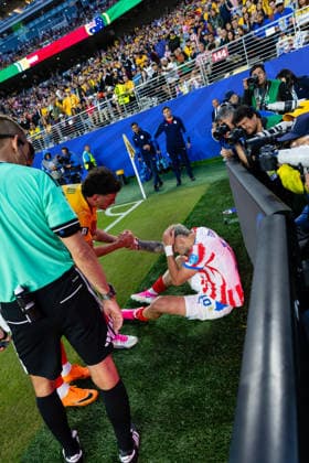 SANTA CLARA, CA - JUNE 25: Alessandro Circati 3 of Australia helps Julio Enciso 19 of Paraguay after he ran into the sideboards during the FIFA World Cup, WM, Weltmeisterschaft, Fussball 2026 Group D match between Paraguay and Australia on June 25, 2026 at San Francisco Bay Area Stadium in Santa Clara, CA. (Photo by Matthew Huang Icon Sportswire) SOCCER: JUN 25 FIFA World Cup 26 Group D - Paraguay vs Australia EDITORIAL USE ONLY Icon260625016