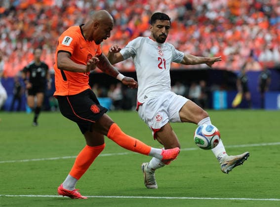 (260626) -- KANSAS CITY, June 26, 2026 -- Donyell Malen (L) of the Netherlands vies with Mohamed Amine Ben Hamida of Tunisia during the group F match between the Netherlands and Tunisia at the 2026 FIFA World Cup, WM, Weltmeisterschaft, Fussball at Kansas City Stadium in Kansas City, the United States, June 25, 2026. ) (SP)U.S.-KANSAS CITY-FOOTBALL-FIFA WORLD CUP-GROUP F-NED VS TUN LixYing 