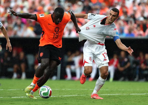 (260626) -- KANSAS CITY, June 26, 2026 -- Brian Brobbey (L) of the Netherlands vies with Ellyes Skhiri of Tunisia during the group F match between the Netherlands and Tunisia at the 2026 FIFA World Cup, WM, Weltmeisterschaft, Fussball at Kansas City Stadium in Kansas City, the United States, June 25, 2026. ) (SP)U.S.-KANSAS CITY-FOOTBALL-FIFA WORLD CUP-GROUP F-NED VS TUN LixYing 
