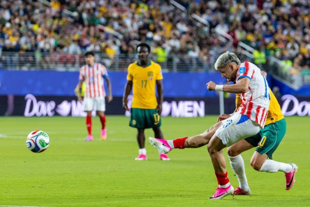 SANTA CLARA, CA - JUNE 25: Julio Enciso 19 of Paraguay kicks the ball towards the goal during the FIFA World Cup, WM, Weltmeisterschaft, Fussball 2026 Group D match between Paraguay and Australia on June 25, 2026 at San Francisco Bay Area Stadium in Santa Clara, CA. (Photo by Matthew Huang Icon Sportswire) SOCCER: JUN 25 FIFA World Cup 26 Group D - Paraguay vs Australia EDITORIAL USE ONLY Icon260625020