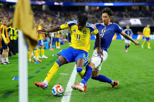 (260626) -- DALLAS, June 26, 2026 -- Anthony Elanga (L) of Sweden vies with Ito Hiroki of Japan during the group F match between Japan and Sweden at the 2026 FIFA World Cup, WM, Weltmeisterschaft, Fussball at Dallas Stadium in Dallas, the United States, on June 25, 2026. ) (SP)U.S.-DALLAS-FOOTBALL-FIFA WORLD CUP-GROUP F-JPN VS SWE JiaxHaocheng 