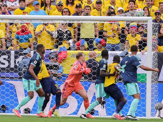 June 25, 2026, East Rutherford, New Jersey, USA: Germany goalkeeper MANUEL NEUER (1) watches the shot from Ecuador midfielder GONZALO PLATA (19) go into the goal during the 2026 FIFA World Cup, WM, Weltmeisterschaft, Fussball match between Ecuador and Germany at MetLife Stadium in East Rutherford, NJ East Rutherford USA - ZUMAr225 20260625_zsp_r225_019 Copyright: xScottxRausenbergerx