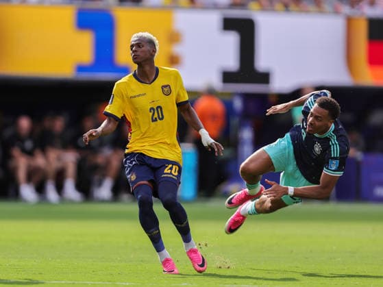 June 25, 2026, East Rutherford, New Jersey, USA: Ecuador forward NILSON ANGULO (20) and Germany midfielder FELIX NMECHA (23) watch the ball during the 2026 FIFA World Cup, WM, Weltmeisterschaft, Fussball match between Ecuador and Germany at MetLife Stadium in East Rutherford, NJ East Rutherford USA - ZUMAr225 20260625_zsp_r225_027 Copyright: xScottxRausenbergerx