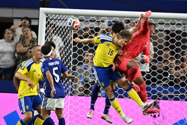 (260626) -- DALLAS, June 26, 2026 -- Goalkeeper Suzuki Zion (1st R) of Japan jumps to save the ball during the group F match between Japan and Sweden at the 2026 FIFA World Cup, WM, Weltmeisterschaft, Fussball at Dallas Stadium in Dallas, the United States, on June 25, 2026. ) (SP)U.S.-DALLAS-FOOTBALL-FIFA WORLD CUP-GROUP F-JPN VS SWE WuxXiaoling 