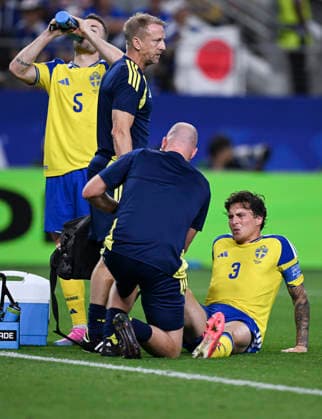 (260626) -- DALLAS, June 26, 2026 -- Victor Nilsson Lindelof (1st R) of Sweden reacts after sustaining an injury during the group F match between Japan and Sweden at the 2026 FIFA World Cup, WM, Weltmeisterschaft, Fussball at Dallas Stadium in Dallas, the United States, on June 25, 2026. ) (SP)U.S.-DALLAS-FOOTBALL-FIFA WORLD CUP-GROUP F-JPN VS SWE WuxXiaoling 