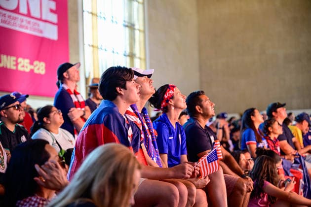 CA: Los Angeles World Cup 26 Fan Zone at The Heart of the City: Los Angeles Union Station Fans watch the FIFA World Cup, WM, Weltmeisterschaft, Fussball 2026 Group D match between the United States and Türkiye on a large screen during the World Cup 26 Fan Zone at The Heart of the City at Los Angeles Union Station on June 25, 2026, in Los Angeles, California. The free public fan zone featured live match broadcasts, entertainment, food, and interactive activities as supporters gathered to cheer on the U.S. Men s national team, Nationalteam Los Angeles United States Copyright: xWestonxHancockx xSOPAxImagesx Weston Hancock June 25 - 1974
