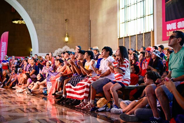 CA: Los Angeles World Cup 26 Fan Zone at The Heart of the City: Los Angeles Union Station Fans watch the FIFA World Cup, WM, Weltmeisterschaft, Fussball 2026 Group D match between the United States and Türkiye on a large screen during the World Cup 26 Fan Zone at The Heart of the City at Los Angeles Union Station on June 25, 2026, in Los Angeles, California. The free public fan zone featured live match broadcasts, entertainment, food, and interactive activities as supporters gathered to cheer on the U.S. Men s national team, Nationalteam Los Angeles United States Copyright: xWestonxHancockx xSOPAxImagesx Weston Hancock June 25 - 1977