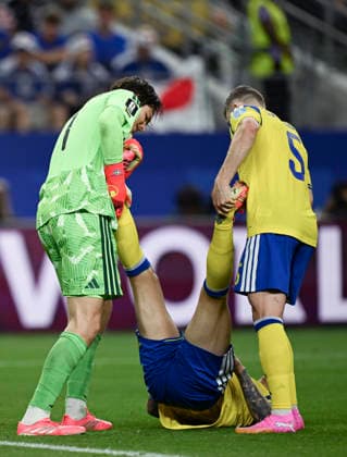 (260626) -- DALLAS, June 26, 2026 -- Sweden s Jacob Widell Zetterstrom (L) and Gabriel Gudmundsson (R) helps Victor Nilsson Lindelof during the group F match between Japan and Sweden at the 2026 FIFA World Cup, WM, Weltmeisterschaft, Fussball at Dallas Stadium in Dallas, the United States, on June 25, 2026. ) (SP)U.S.-DALLAS-FOOTBALL-FIFA WORLD CUP-GROUP F-JPN VS SWE WuxXiaoling 