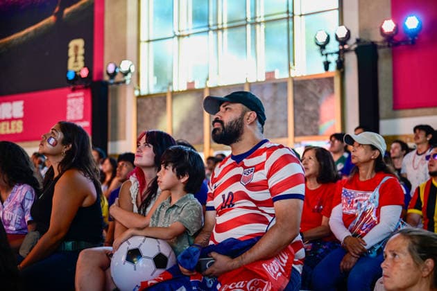 CA: Los Angeles World Cup 26 Fan Zone at The Heart of the City: Los Angeles Union Station Fans watch the FIFA World Cup, WM, Weltmeisterschaft, Fussball 2026 Group D match between the United States and Türkiye on a large screen during the World Cup 26 Fan Zone at The Heart of the City at Los Angeles Union Station on June 25, 2026, in Los Angeles, California. The free public fan zone featured live match broadcasts, entertainment, food, and interactive activities as supporters gathered to cheer on the U.S. Men s national team, Nationalteam Los Angeles United States Copyright: xWestonxHancockx xSOPAxImagesx Weston Hancock June 25 - 1981