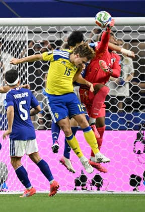 (260626) -- DALLAS, June 26, 2026 -- Goalkeeper Suzuki Zion (1st R) of Japan jumps to save the ball during the group F match between Japan and Sweden at the 2026 FIFA World Cup, WM, Weltmeisterschaft, Fussball at Dallas Stadium in Dallas, the United States, on June 25, 2026. ) (SP)U.S.-DALLAS-FOOTBALL-FIFA WORLD CUP-GROUP F-JPN VS SWE WuxXiaoling 