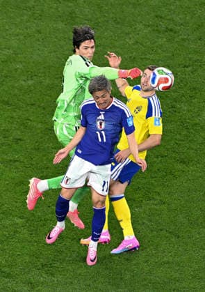 (260626) -- DALLAS, June 26, 2026 -- Jacob Widell Zetterstrom (L), goalkeeper of Sweden, saves the ball during the group F match between Japan and Sweden at the 2026 FIFA World Cup, WM, Weltmeisterschaft, Fussball at Dallas Stadium in Dallas, the United States, on June 25, 2026. ) (SP)U.S.-DALLAS-FOOTBALL-FIFA WORLD CUP-GROUP F-JPN VS SWE ChengxMin 