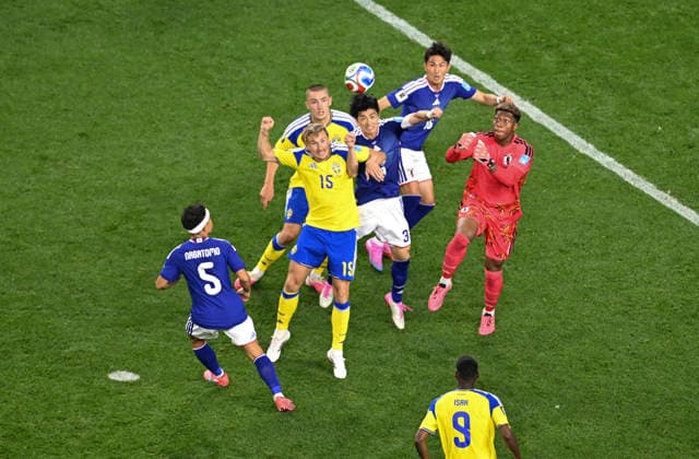 (260626) -- DALLAS, June 26, 2026 -- Carl Starfelt (No. 15) of Sweden fights for a head ball during the group F match between Japan and Sweden at the 2026 FIFA World Cup, WM, Weltmeisterschaft, Fussball at Dallas Stadium in Dallas, the United States, on June 25, 2026. ) (SP)U.S.-DALLAS-FOOTBALL-FIFA WORLD CUP-GROUP F-JPN VS SWE ChengxMin 