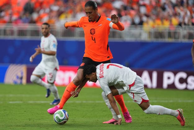 (260626) -- KANSAS CITY, June 26, 2026 -- Virgil van Dijk (L) of the Netherlands vies with Elias Achouri of Tunisia during the group F match between the Netherlands and Tunisia at the 2026 FIFA World Cup, WM, Weltmeisterschaft, Fussball at Kansas City Stadium in Kansas City, the United States, June 25, 2026. ) (SP)U.S.-KANSAS CITY-FOOTBALL-FIFA WORLD CUP-GROUP F-NED VS TUN DuxYu 