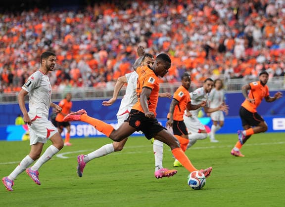 (260626) -- KANSAS CITY, June 26, 2026 -- Denzel Dumfries (C) of the Netherlands competes during the group F match between the Netherlands and Tunisia at the 2026 FIFA World Cup, WM, Weltmeisterschaft, Fussball at Kansas City Stadium in Kansas City, the United States, June 25, 2026. ) (SP)U.S.-KANSAS CITY-FOOTBALL-FIFA WORLD CUP-GROUP F-NED VS TUN DuxYu 