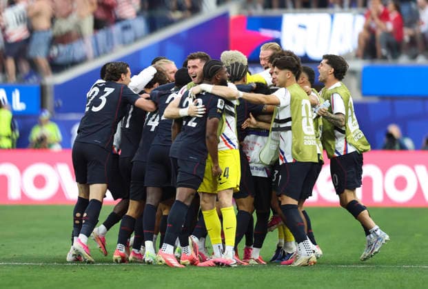 (260626) -- LOS ANGELES, June 26, 2026 -- Players of the United States celebrate their first goal during a group D match between the United States and T¨¹rkiye at the 2026 FIFA World Cup, WM, Weltmeisterschaft, Fussball at Los Angeles Stadium in Los Angeles, the United States, June 25, 2026. ) (SP)U.S.-LOS ANGELES-FOOTBALL-FIFA WORLD CUP-GROUP D-USA VS TUR BaixXuefei 