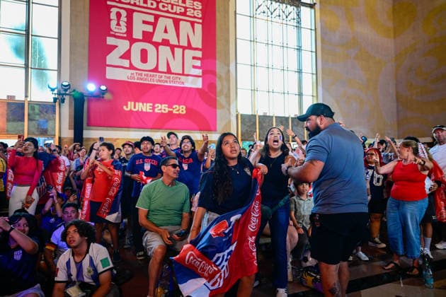 CA: Los Angeles World Cup 26 Fan Zone at The Heart of the City: Los Angeles Union Station Fans cheer after the United States scores a goal during a live broadcast of the FIFA World Cup, WM, Weltmeisterschaft, Fussball 2026 Group D match against Türkiye at the World Cup 26 Fan Zone at The Heart of the City at Los Angeles Union Station on June 25, 2026, in Los Angeles, California. Los Angeles United States Copyright: xWestonxHancockx xSOPAxImagesx Weston Hancock June 25 - 1995