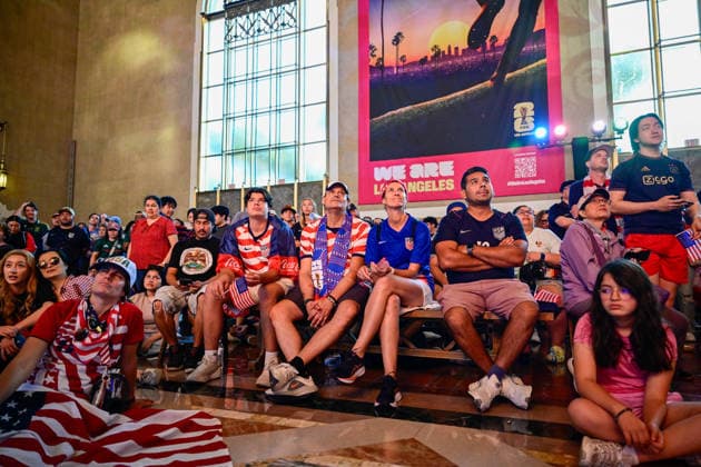 CA: Los Angeles World Cup 26 Fan Zone at The Heart of the City: Los Angeles Union Station Fans watch the FIFA World Cup, WM, Weltmeisterschaft, Fussball 2026 Group D match between the United States and Türkiye on a large screen during the World Cup 26 Fan Zone at The Heart of the City at Los Angeles Union Station on June 25, 2026, in Los Angeles, California. The free public fan zone featured live match broadcasts, entertainment, food, and interactive activities as supporters gathered to cheer on the U.S. Men s national team, Nationalteam Los Angeles United States Copyright: xWestonxHancockx xSOPAxImagesx Weston Hancock June 25 - 1998