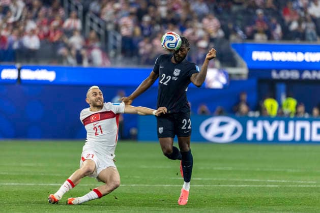 June 25, 2026, Los Angeles, California, USA: TurkeyÃ¢â‚¬â ¢ Baris Alper Yilmaz (21) and United States Mark McKenzie (22) vie for the ball during the FIFA World Cup, WM, Weltmeisterschaft, Fussball Group D soccer match at SoFi Stadium in Inglewood, Calif., Thursday, June 25, 2026. World Cup 2026: United States 2:2 Turkey  - ZUMAc68_ 20260625_zaf_c68_063 Copyright: xRingoxChiux
