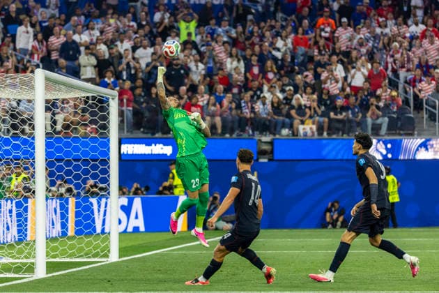 June 25, 2026, Los Angeles, California, USA: Turkey goalkeeper Uguran Cakir (23) makes a save against the United States during the FIFA World Cup, WM, Weltmeisterschaft, Fussball Group D soccer match at SoFi Stadium in Inglewood, Calif., Thursday, June 25, 2026. World Cup 2026: United States 2:2 Turkey  - ZUMAc68_ 20260625_zaf_c68_064 Copyright: xRingoxChiux