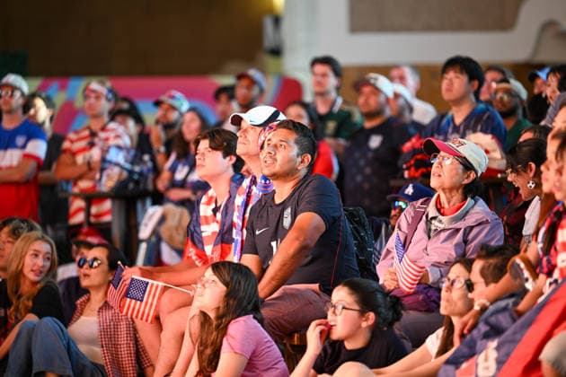 CA: Los Angeles World Cup 26 Fan Zone at The Heart of the City: Los Angeles Union Station Fans watch the FIFA World Cup, WM, Weltmeisterschaft, Fussball 2026 Group D match between the United States and Türkiye on a large screen during the World Cup 26 Fan Zone at The Heart of the City at Los Angeles Union Station on June 25, 2026, in Los Angeles, California. The free public fan zone featured live match broadcasts, entertainment, food, and interactive activities as supporters gathered to cheer on the U.S. Men s national team, Nationalteam Los Angeles United States Copyright: xWestonxHancockx xSOPAxImagesx Weston Hancock June 25 - 2003