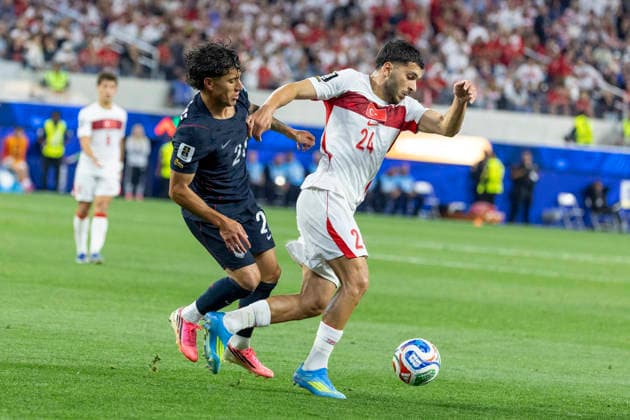 June 25, 2026, Los Angeles, California, USA: United States Alex Zendejas (26) and TurkeyÃ¢â‚¬â ¢ Oguz Aydin (24) vie for the ball during the FIFA World Cup, WM, Weltmeisterschaft, Fussball Group D soccer match at SoFi Stadium in Inglewood, Calif., Thursday, June 25, 2026. World Cup 2026: United States 2:2 Turkey  - ZUMAc68_ 20260625_zaf_c68_068 Copyright: xRingoxChiux