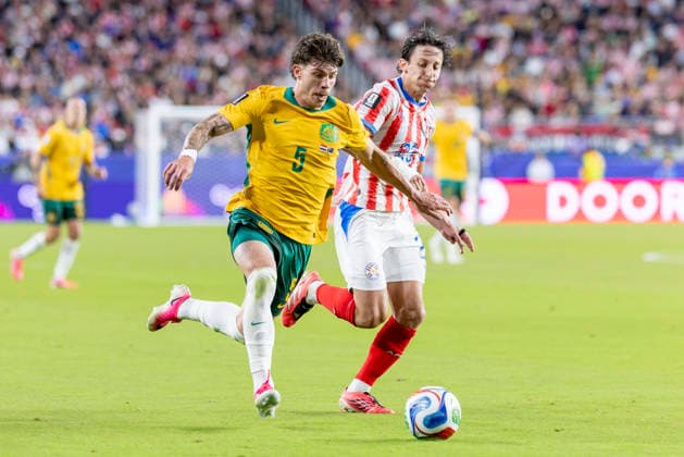 SANTA CLARA, CA - JUNE 25: Jordan Bos 5 of Australia brings the ball into the box during the FIFA World Cup, WM, Weltmeisterschaft, Fussball Group D match between Paraguay and Australia on June 25, 2026 at San Francisco Bay Area Stadium in Santa Clara, CA. (Photo by Bob Kupbens Icon Sportswire) SOCCER: JUN 25 FIFA World Cup 26 Group D - Paraguay vs Australia EDITORIAL USE ONLY Icon260625049