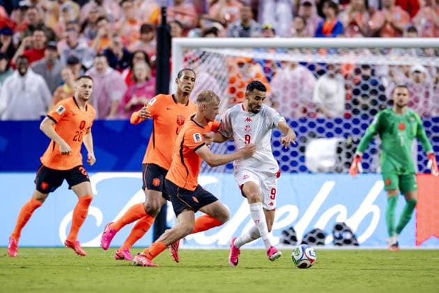 KANSAS - (lr) Teun Koopmeiners of the Netherlands, Virgil van Dijk of the Netherlands, Jan Paul van Hecke of the Netherlands and Hazem Mastouri of Tunisia during the FIFA World Cup, WM, Weltmeisterschaft, Fussball 2026 Group F match between Tunisia and the Netherlands at Kansas City Stadium on June 25, 2026 in Kansas, United States. ROBIN VAN LONKHUIJSEN ANP FIFA World Cup 2026 group stage 2026 xVIxANPxSportx xxANPxIVx 562019956 originalFilename: 562019956.jpg