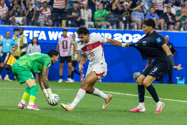 June 25, 2026, Los Angeles, California, USA: Turkey goalkeeper Uguran Cakir (23) makes a save against United States Ricardo Pepi (9) during the FIFA World Cup, WM, Weltmeisterschaft, Fussball Group D soccer match at SoFi Stadium in Inglewood, Calif., Thursday, June 25, 2026. Los Angeles USA - ZUMAc68_ 20260625_zaf_c68_036 Copyright: xRingoxChiux