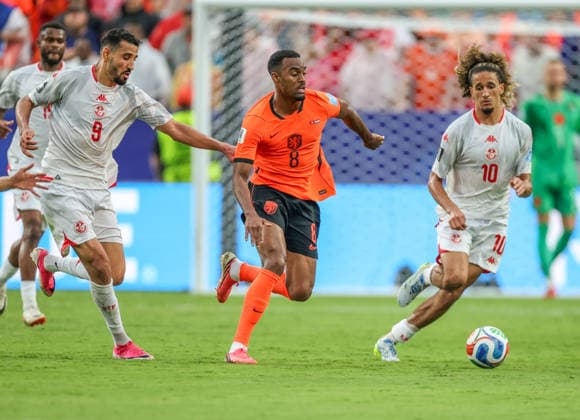JUNE 25, 2026: Netherlands midfielder Ryan Gravenberch (8) tries to get away from Tunisia forward Hazem Mastouri (9) and Tunisia midfielder Hannibal Mejbri (10) at Kansas City Stadium in Kansas City, MO. CSM FIFA World Cup, WM, Weltmeisterschaft, Fussball 2026: Tunisia Vs Netherlands JUN 25th  - ZUMAc04_ 20260625_zma_c04_396 Copyright: xRomanxPunox