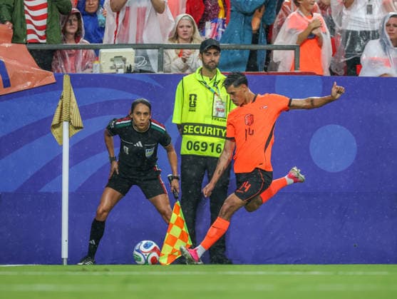 JUNE 25, 2026: Netherlands midfielder Tijjani Reijnders (14) takes the corner kick against Tunisia at Kansas City Stadium in Kansas City, MO. CSM FIFA World Cup, WM, Weltmeisterschaft, Fussball 2026: Tunisia Vs Netherlands JUN 25th  - ZUMAc04_ 20260625_zma_c04_400 Copyright: xRomanxPunox