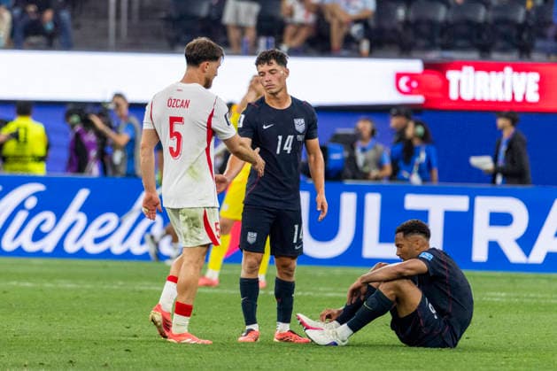 June 25, 2026, Los Angeles, California, USA: Turkey Salih Ozcan (5) greets United States Sebastian Berhalter (14) and Auston Trusty (6) after the FIFA World Cup, WM, Weltmeisterschaft, Fussball Group D soccer match at SoFi Stadium in Inglewood, Calif., Thursday, June 25, 2026. Los Angeles USA - ZUMAc68_ 20260625_zaf_c68_043 Copyright: xRingoxChiux