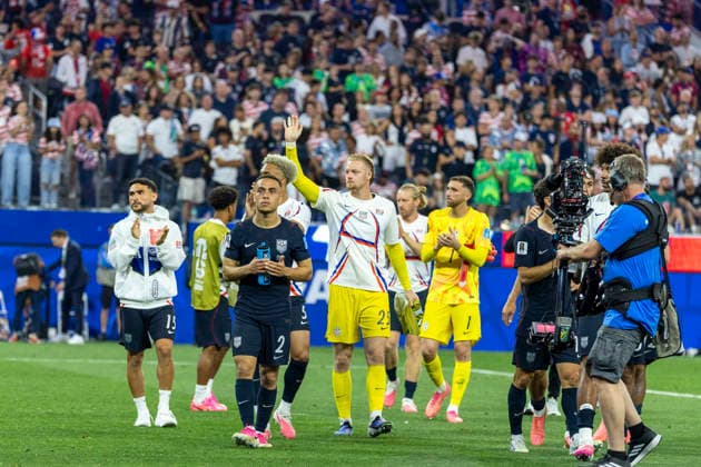 June 25, 2026, Los Angeles, California, USA: United States players greet fans after the FIFA World Cup, WM, Weltmeisterschaft, Fussball Group D soccer match against the Turkey at SoFi Stadium in Inglewood, Calif., Thursday, June 25, 2026. Los Angeles USA - ZUMAc68_ 20260625_zaf_c68_046 Copyright: xRingoxChiux